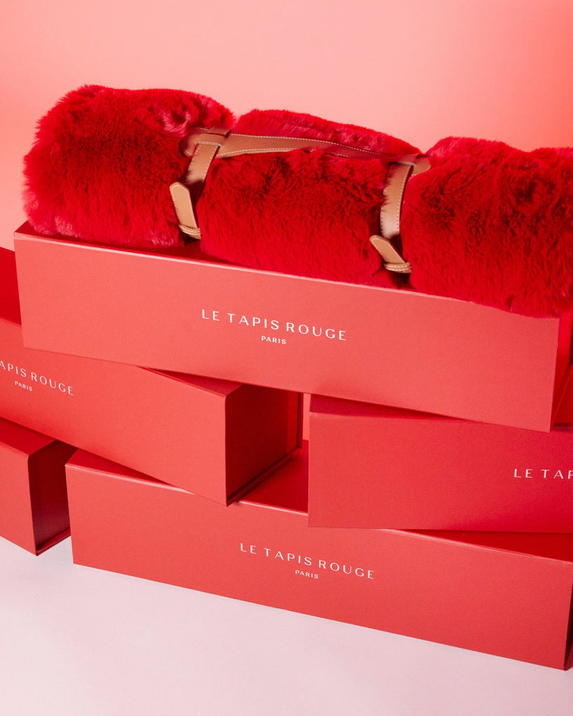 Le Tapis Rouge Paris - Packaging et Harnais de transport haut de gamme - Tapis de luxe pour chien et chat en fourrure synthétique